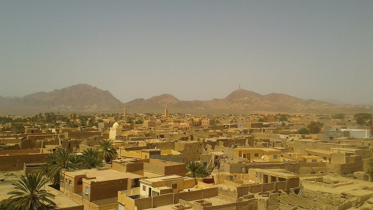 Figuig, sud de l'Oriental. La ville-palmeraie est nichée au cœur d'un cercle de montagnes qui forment une corolle. Au XVe siècle, cette petite cité fut un centre de diffusion du savoir: l'algèbre et la théologie islamique y étaient enseignés. 
