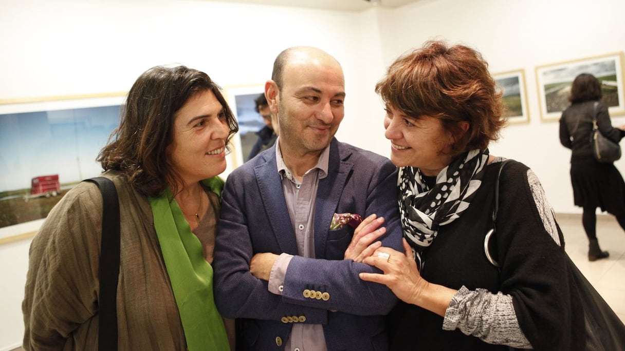 Khalil Nemmaoui, bien entouré par Nawal Slaoui et Pasclae Hervy, savoure le vernissage de son exposition. Une exposition très attendue et qui a remporté un beau succès. 
