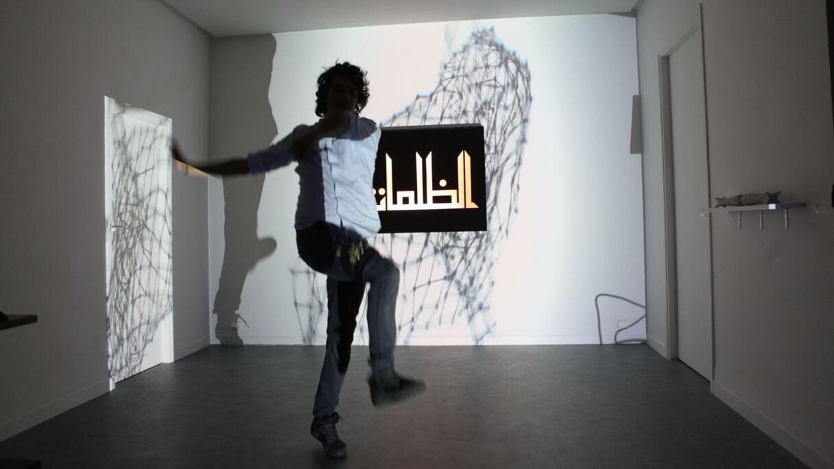 Mis à mal, le corps, agressé par les signaux agressifs et agressants de la machine, opère une étrange métaphose, prend de l'ampleur.
