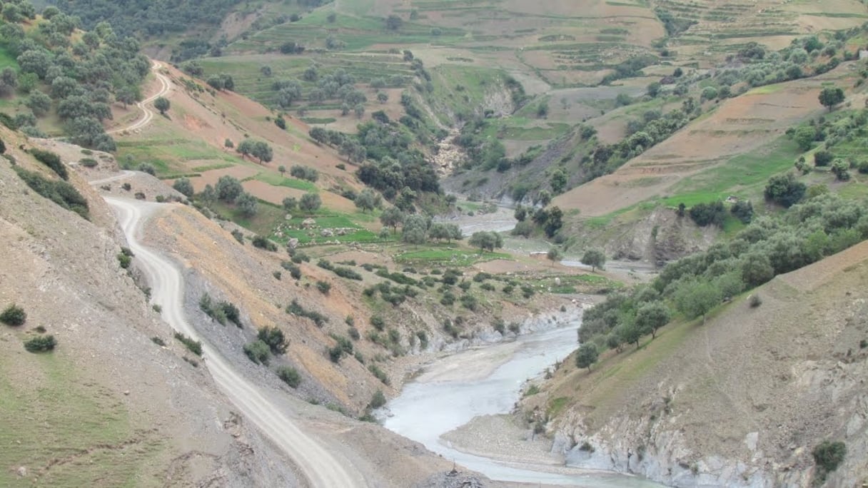 Dans la province de Ouazzane, l'oued Amzaz est en crue.
