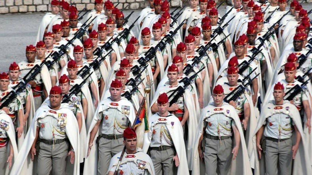 Des soldats français défilant en Selham marocain.
