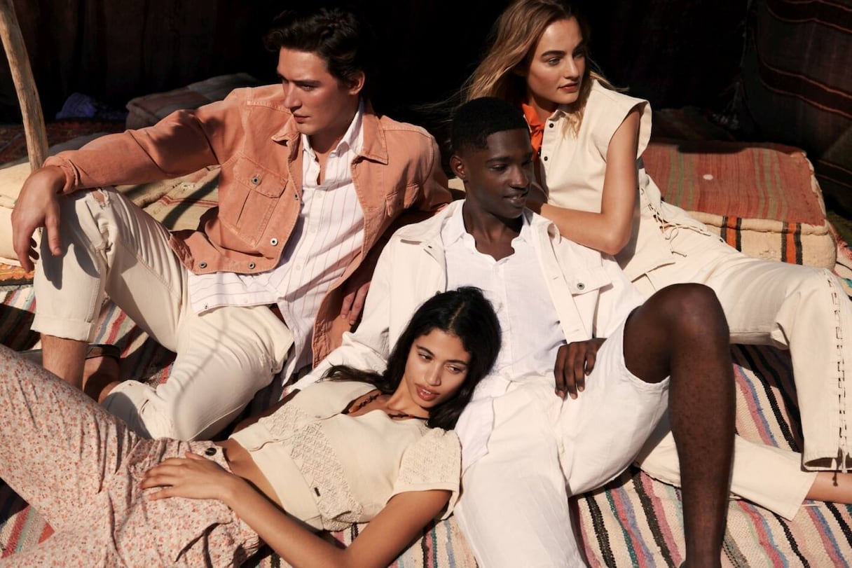 La marque Pepe Jeans a tourné la campagne de sa nouvelle collection au coeur du désert d'Agafai.