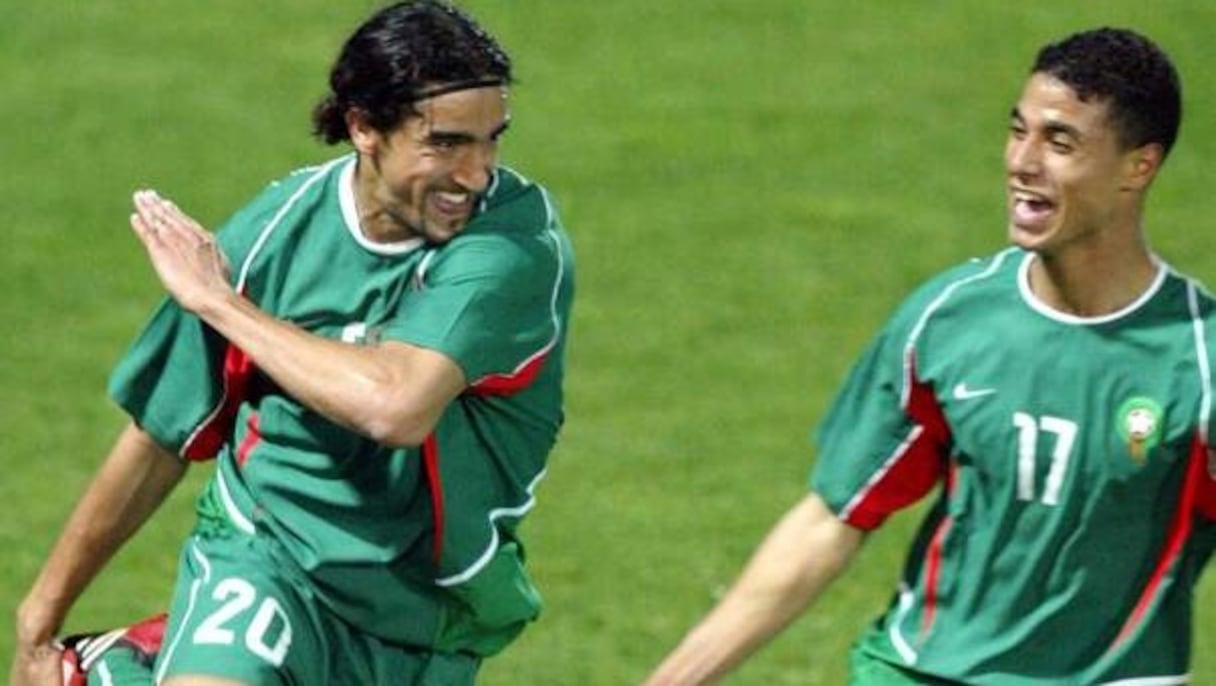 Youssouf Hadji célébrant son but face à l'Algérie avec Marouane Chamakh lors de la CAN 2004.
