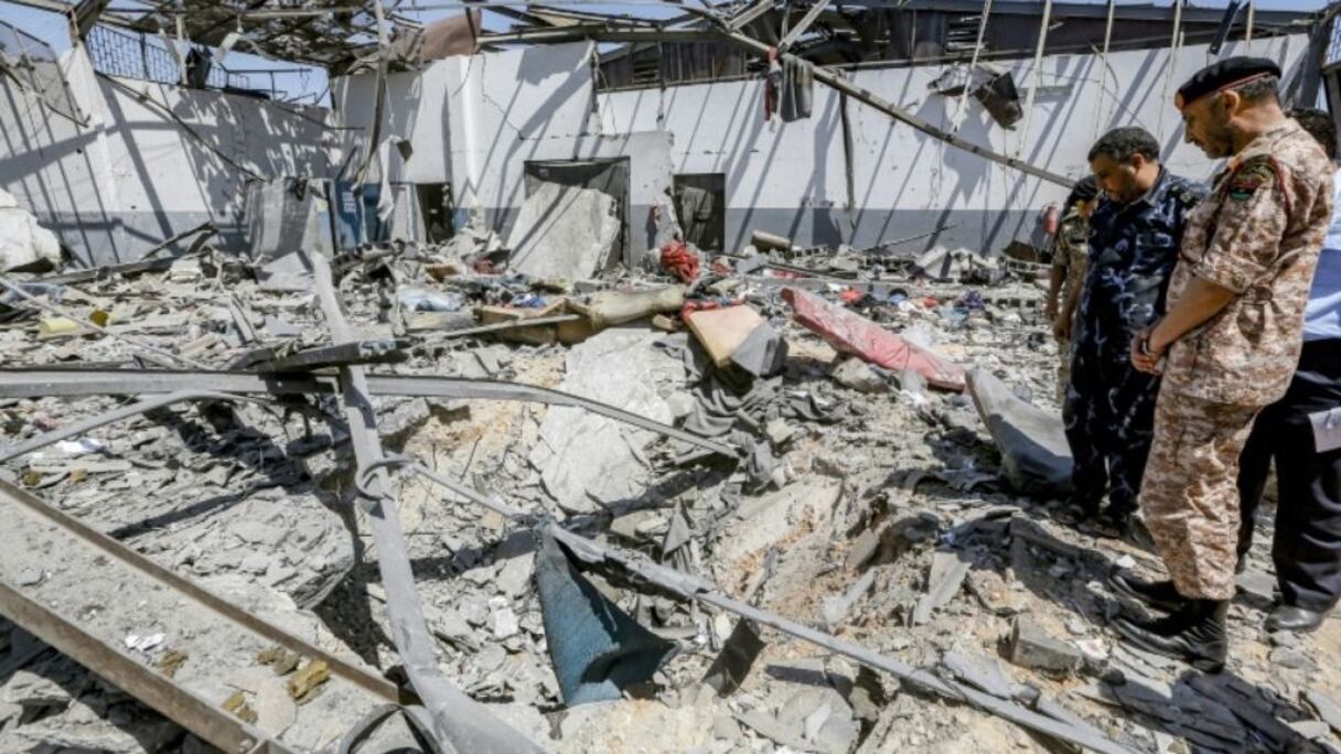 Des responsables militaires inspectent le centre de migrants de Tajoura, près de Tripoli, qui a été bombardé.
