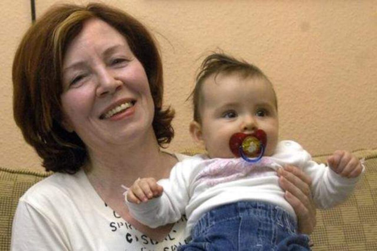 Annegret Raunigk pose avec l'un de ses nombreux enfants en 2005.
