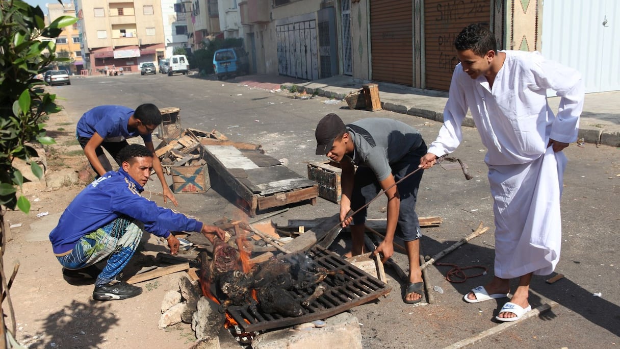 Dans les rues, des braseros improvisés acceuillent les têtes de moutons que le voisinage vient faire griller.
