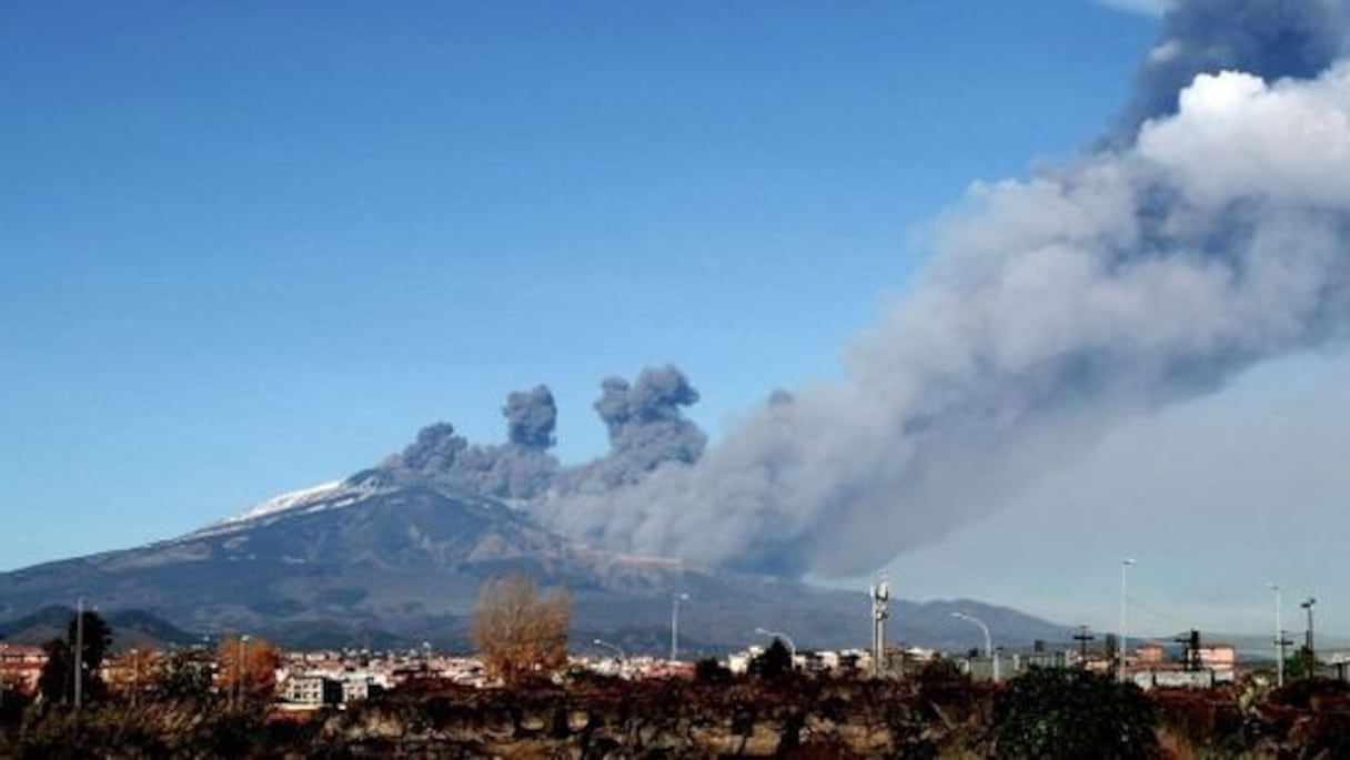 L'éruption, survenue lundi, s'est produite sur le flanc latéral de l'Etna, une première depuis dix ans.
