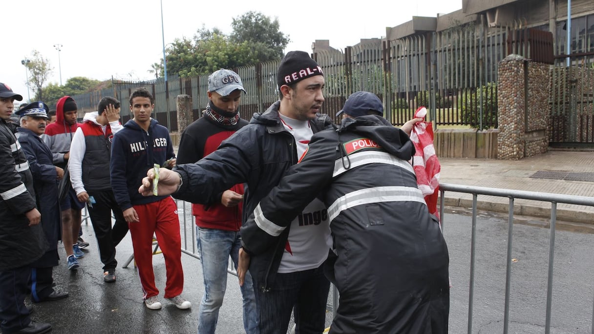 La police veille à fouiller soigneusement les supporters aux portes du stade afin d'éviter les risques d'incident
