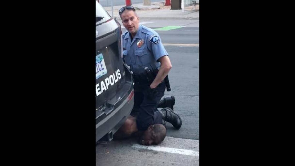 L'image qui a entraîné ces émeutes dans plusieurs villes du pays: un policier immobilise George Floyd, un citoyen Afro-Américain, le 25 mai 2020 à Minneapolis. 
