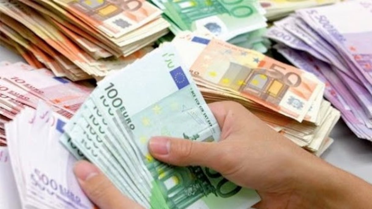 Des billets de la devise européenne: des euros.
