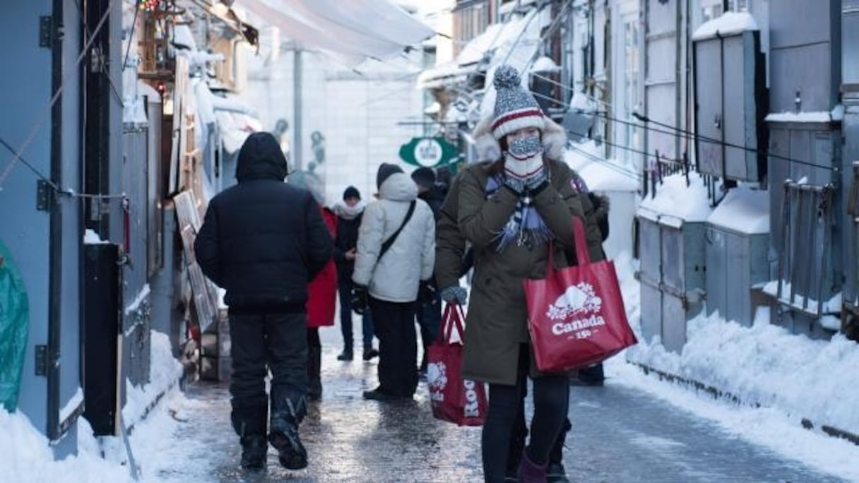 Promeneurs emmitouflés à Québec au Canada, le 27 décembre 2017. 
