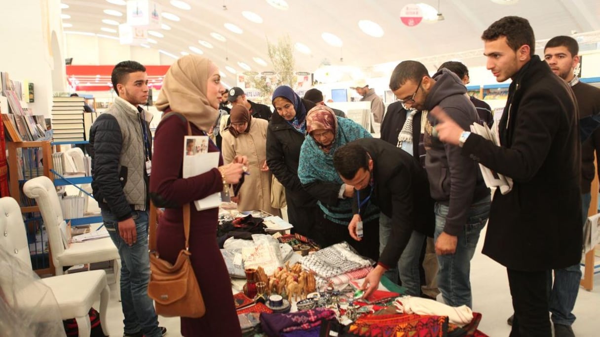 Les stands d'artisanat palestinien ont eu beaucoup de succès auprès des visiteurs. Mais la culture palestinienne a surtout brillé par ses écrivains et penseurs, présents au Salon du livre.
