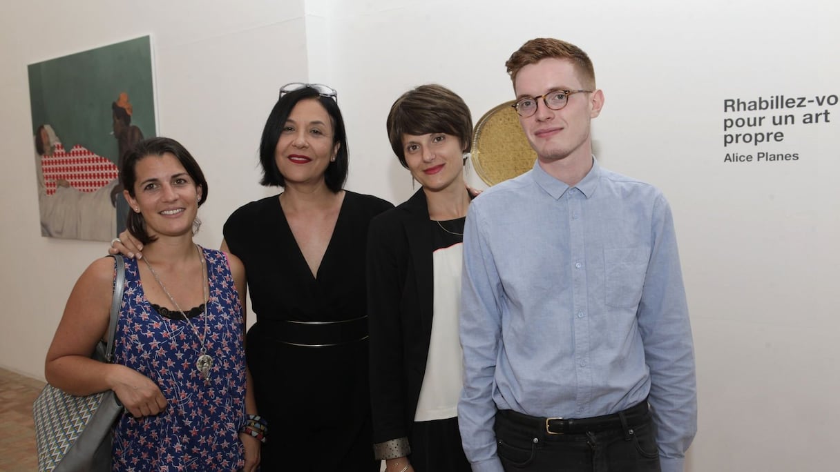 L'artiste Alice Planes, ici aux côrés de Fatma Jellal, Bérénice Saliou et Lucas Morin, a inauguré, jeudi, sa première exposition à Casblanca. 
