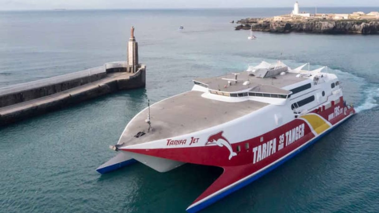 Un bateau faisant la traversée Tarifa-Tanger.
