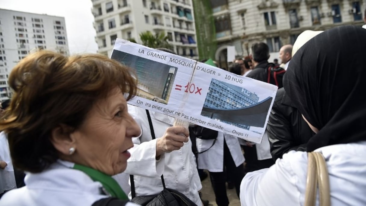 Lors de la marche du personnel de la santé contre le régime Bouteflika, le mardi 19 mars à Alger.
