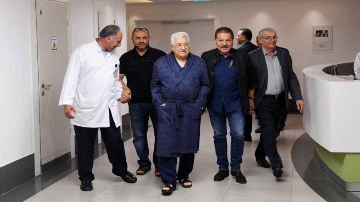 Mahmoud Abbas se promenant dans les couloirs de l'hôpital.
