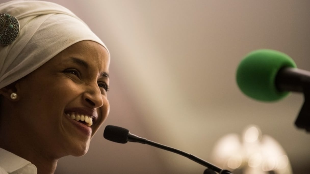 Ilhan Omar, élue à la Chambre des Représentants pour le Minnesota, s'exprime après sa victoire le 8 novembre 2016 à Minneapolis.
