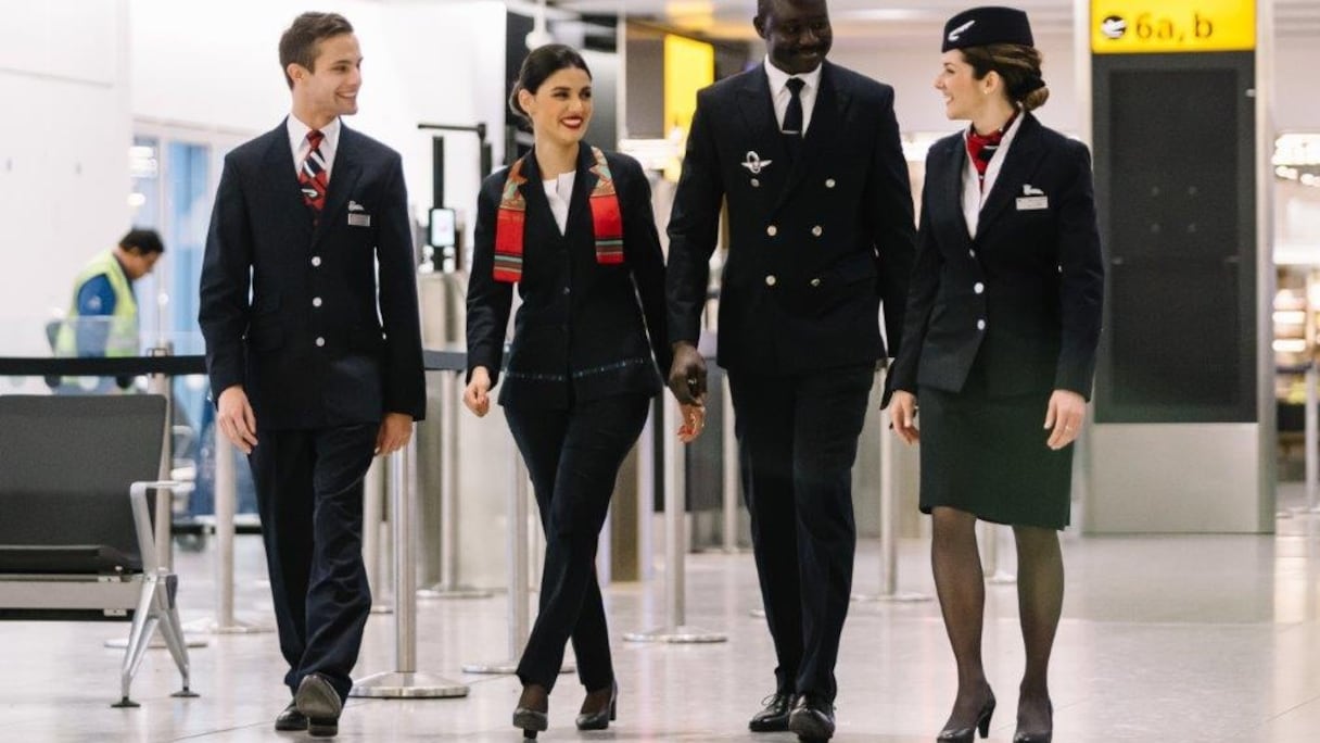 Membres du Personnel navigant en cabine (PNC), en uniforme, de Royal Air Maroc. 
