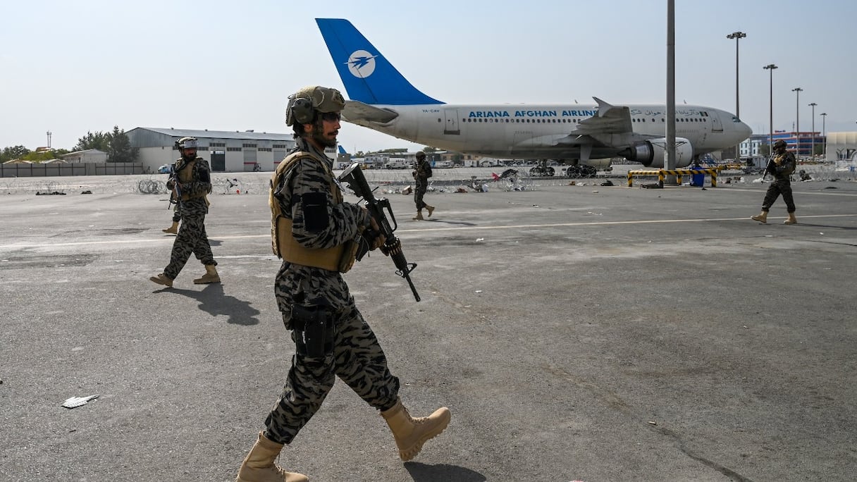 Les combattants des forces spéciales taliban Badri sécurisent l'aéroport de Kaboul le 31 août 2021, après que les Etats-Unis ont retiré toutes leurs troupes du pays pour mettre fin à une guerre brutale de 20 ans.
