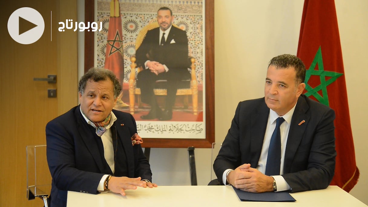 Mehdi Qotbi, président de la FNM, et Chakib Alj, président de la CGEM, lors d'une rencontre scellant un partenariat en soutien à l'art et à la culture.
