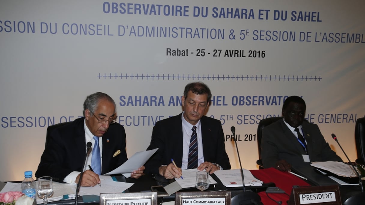 Abdelaadim Lhafi (au centre), nouveau président de l'Observatoire du Sahara et du Sahel (OSS).
