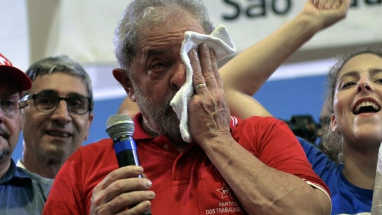 L'ex-président brésilien Lula en larmes lors d'un meeting organisé par ses partisans.
