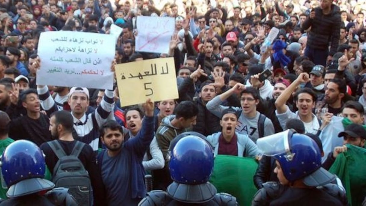 Une dizaine de journalistes arrêtés à Alger pour avoir protesté contre la censure.
