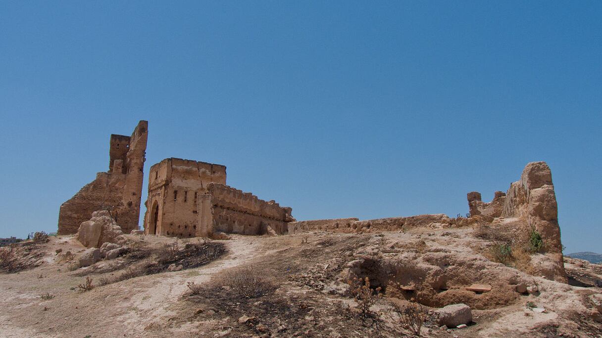 Nécropole mérinide en ruine, Fès. La colline d’Al Qolla fut choisie au XIVe siècle pour abriter les tombeaux de cette dynastie berbère zénète (XIIIe-XVe siècle). De 1361 à 1398, les successeurs d’Abou El Hassan, et plusieurs princes, y furent inhumés.