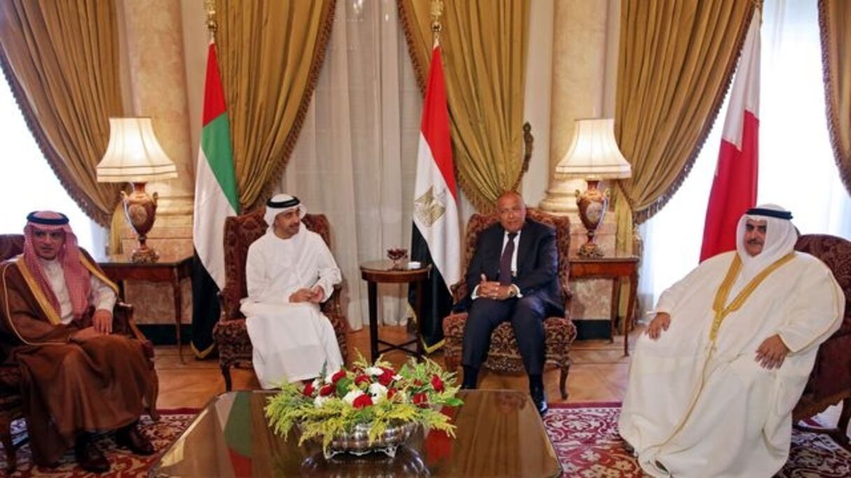 Le ministre des affaires étrangères de l'Arabie saoudite, Adel al-Jubeir (G), son homologue des Emirats arabes unis, Abdullah bin Zayed Al-Nahyan, son homologue égyptien Sameh Shoukry et Bahreïni Khalid bin Ahmed al-Khalifa, au Caire, le 5 juillet 2017. 
