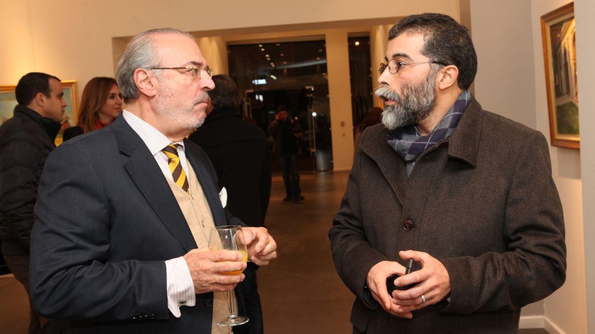 Eduardo de la Iglesia, consul d'Espagne, est venu admirer les oeuvres de Charkaoui et féliciter l'artiste.
