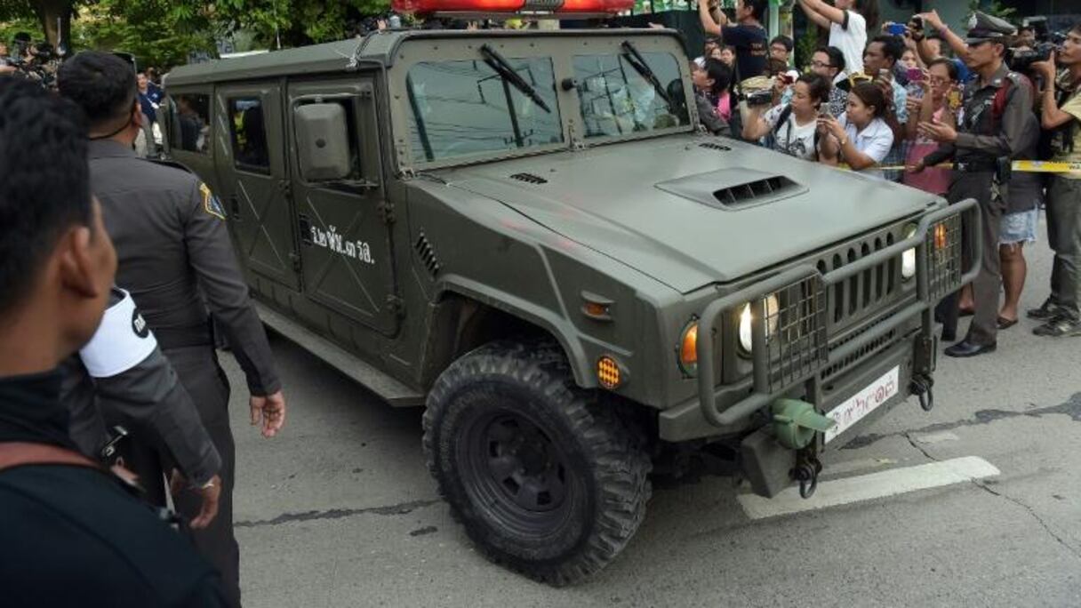 Une voiture de l'armée transporte un suspect dans l'enquête sur l'attentat de Bangkok qui a fait vingt morts, le 29 août 2015 à Bangkok en Thaïlande.
