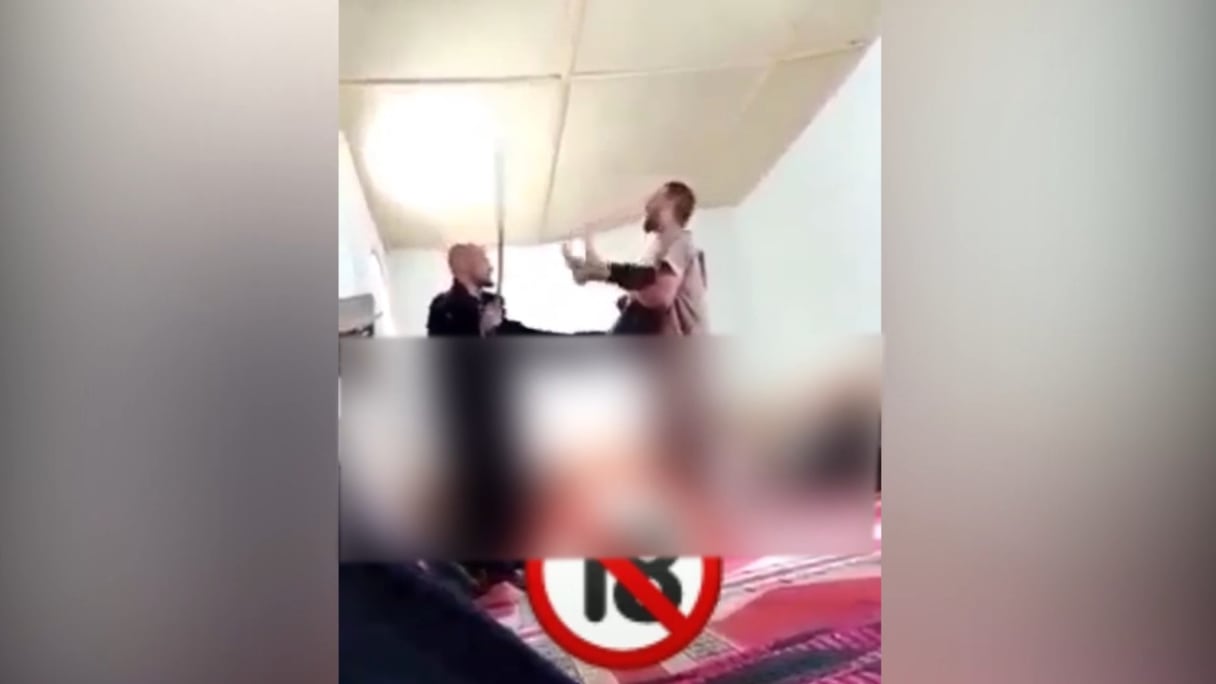 Un imam infligeant la "falaqa" dans une classe d'enseignement traditionnel à Bab Taza.
