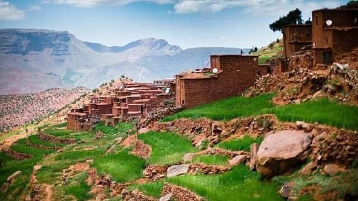 Plateau du Yagour (Haut Atlas). Ses gravures rupestres avaient été datées de l'âge du Bronze (1800/900 av. J.-C.), mais des archéologues hispano-marocains y ont découvert un site d'habitats plus ancien (4000/3200 av. J.-C.), du Néolithique moyen et final. 
 

