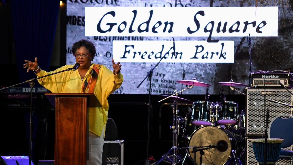 La Première ministre Mia Amor Mottley de la Barbade s'exprime lors de l'ouverture officielle du Golden Square Freedom Park, à Bridgetown, à la Barbade, le 27 novembre 2021. L'île des Caraïbes devient la plus récente république du monde.
