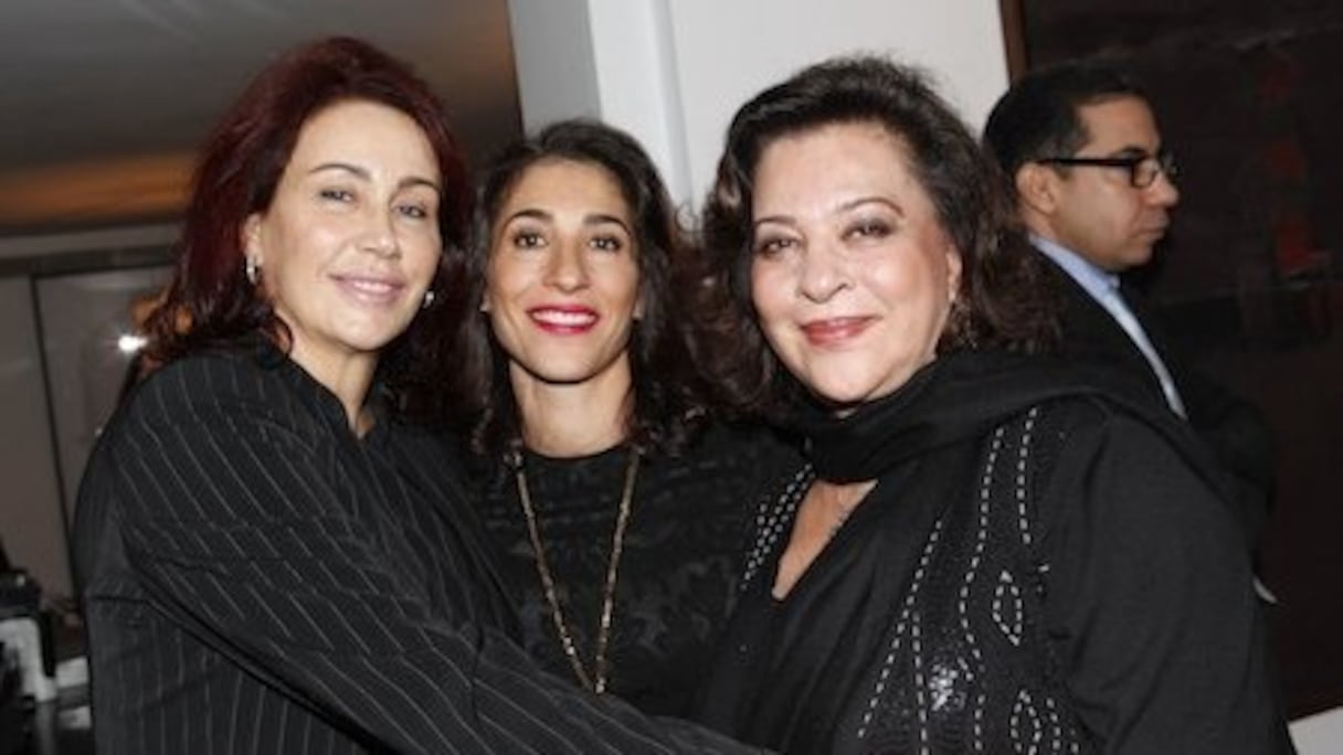 Madame Zniber, Nadia Amaor, et Aïcha Amor, cofondratrice de L'Atelier 21, partagent avec bonheur cette soirée enchanteresse. 
