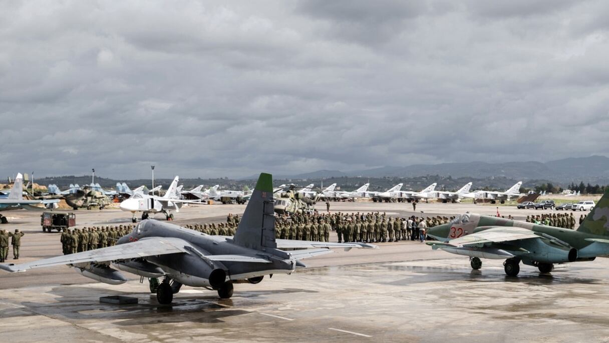 L'avion de transport s'est écrasé sur l'aérodrome de Hmeimin.
