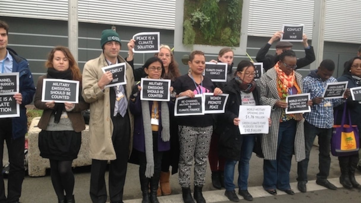 De nombreux militants écologistes étaient présents au Bourget pour défendre la planète.
