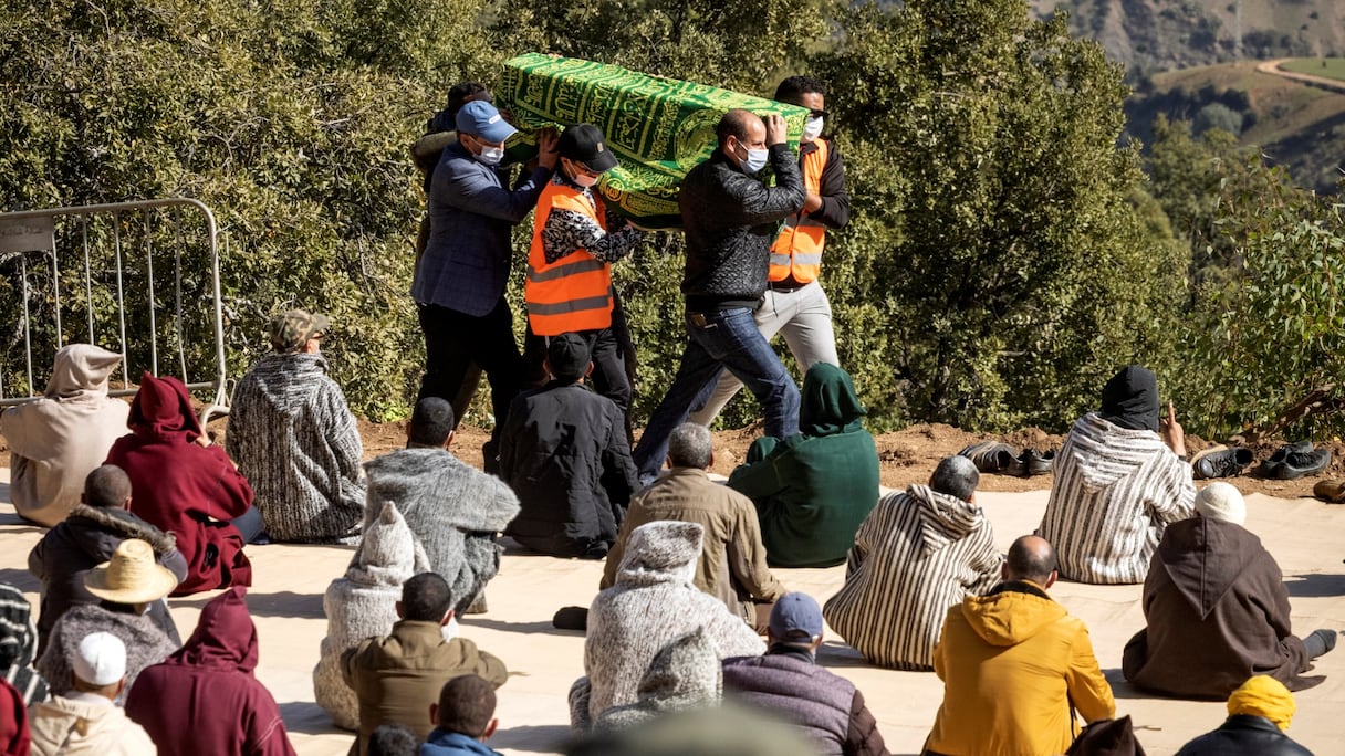 Des Marocains portent le corps de Rayan Ouram, cinq ans, lors de ses funérailles dans le village d'Ighrane, dans la province rurale de Chefchaouen, le 7 février 2022
