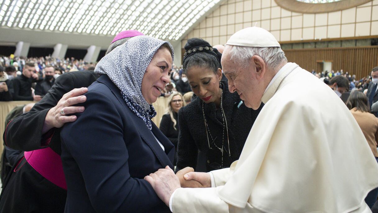 Latifa Ibn Ziaten et le pape François.
