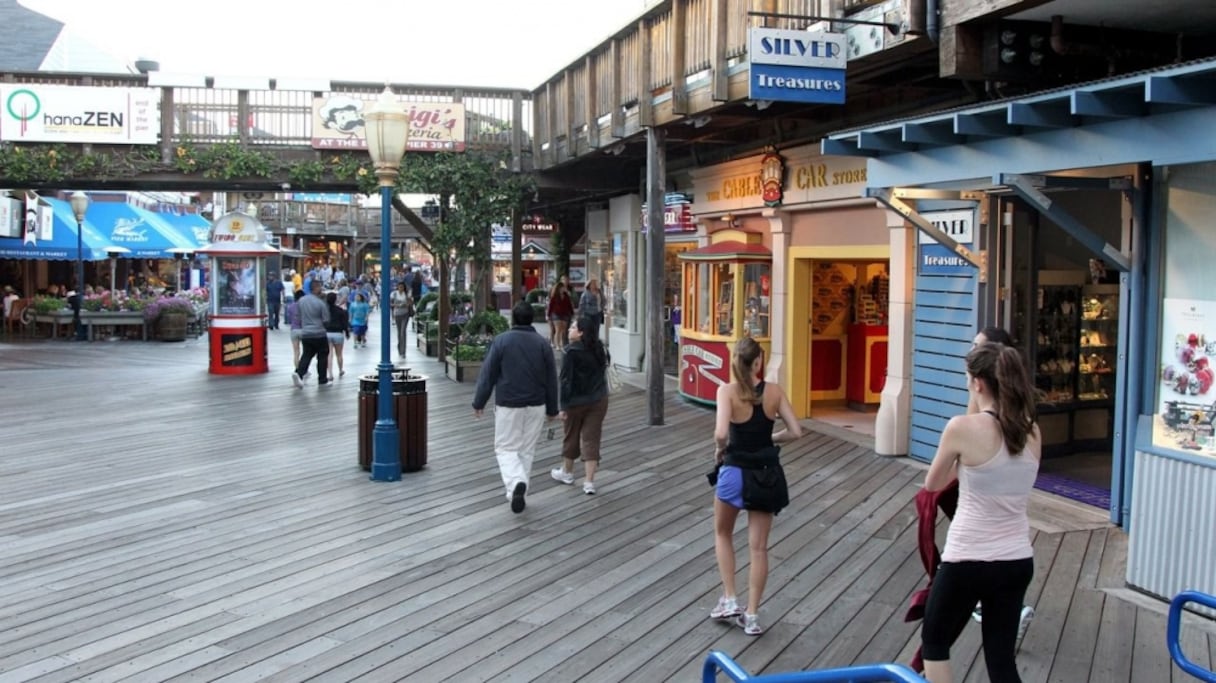 San Francisco (Californie, Etats-Unis). Le Pier 39 est une jetée devenue zone commerciale et attraction touristique.
