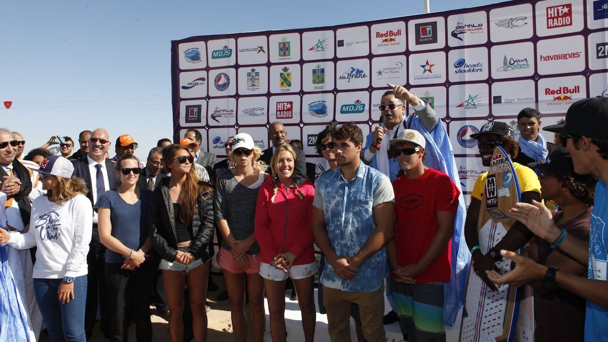 Photo de famille des compétiteurs autour du ministre du Tourisme, Lahcen Haddad. 
