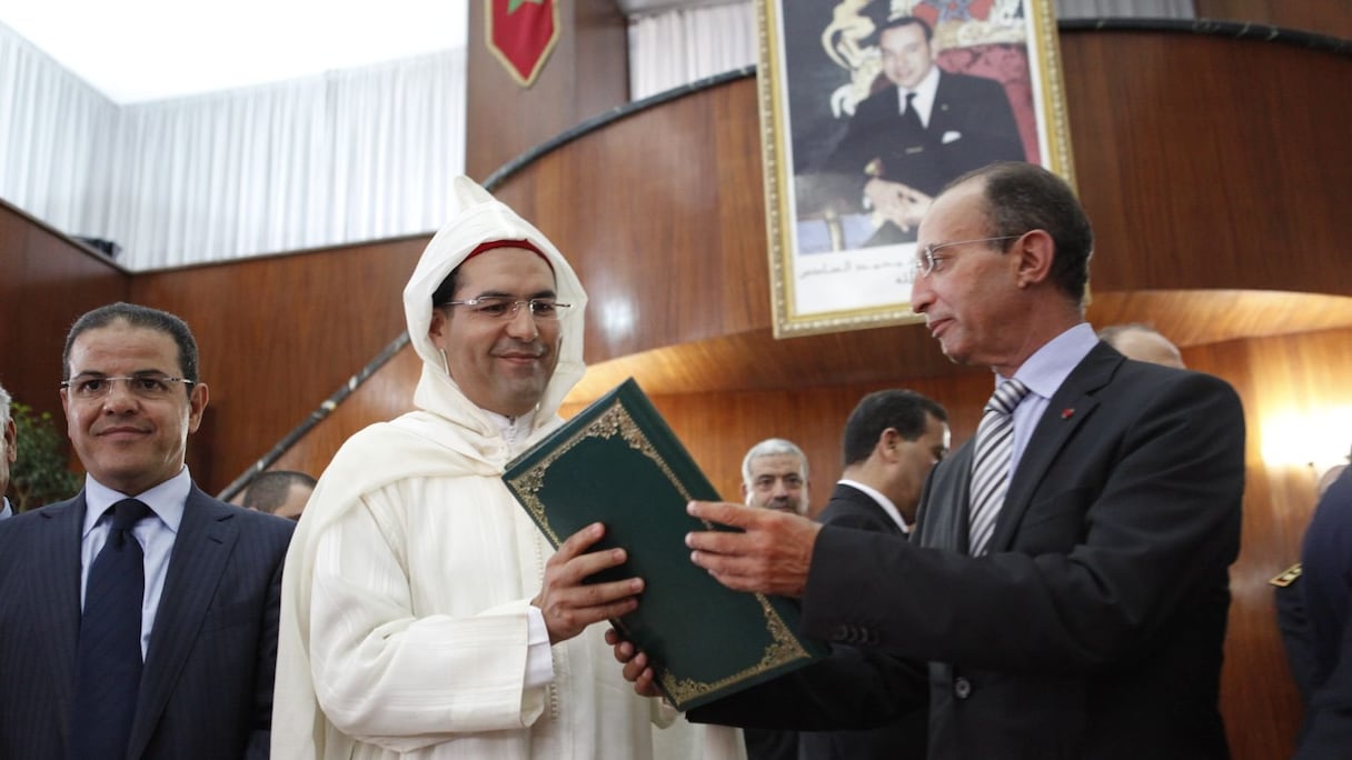 Khalid Safir aux côtés du ministre de l'Intérieur, Mohamed Hassad, lors de son investiture
