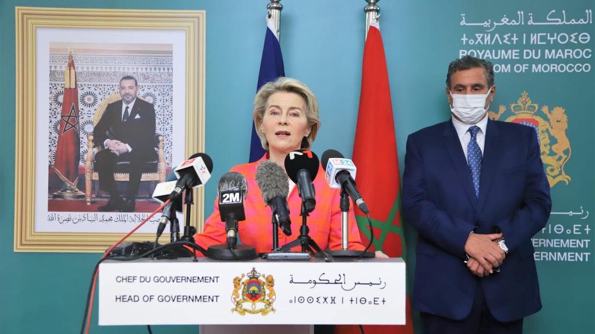 La présidente de la Commission européenne, Ursula von der Leyen, s'exprime lors d'un point de presse conjoint avec le Chef du gouvernement, Aziz Akhannouch, le 9 février 2022 à Rabat.
