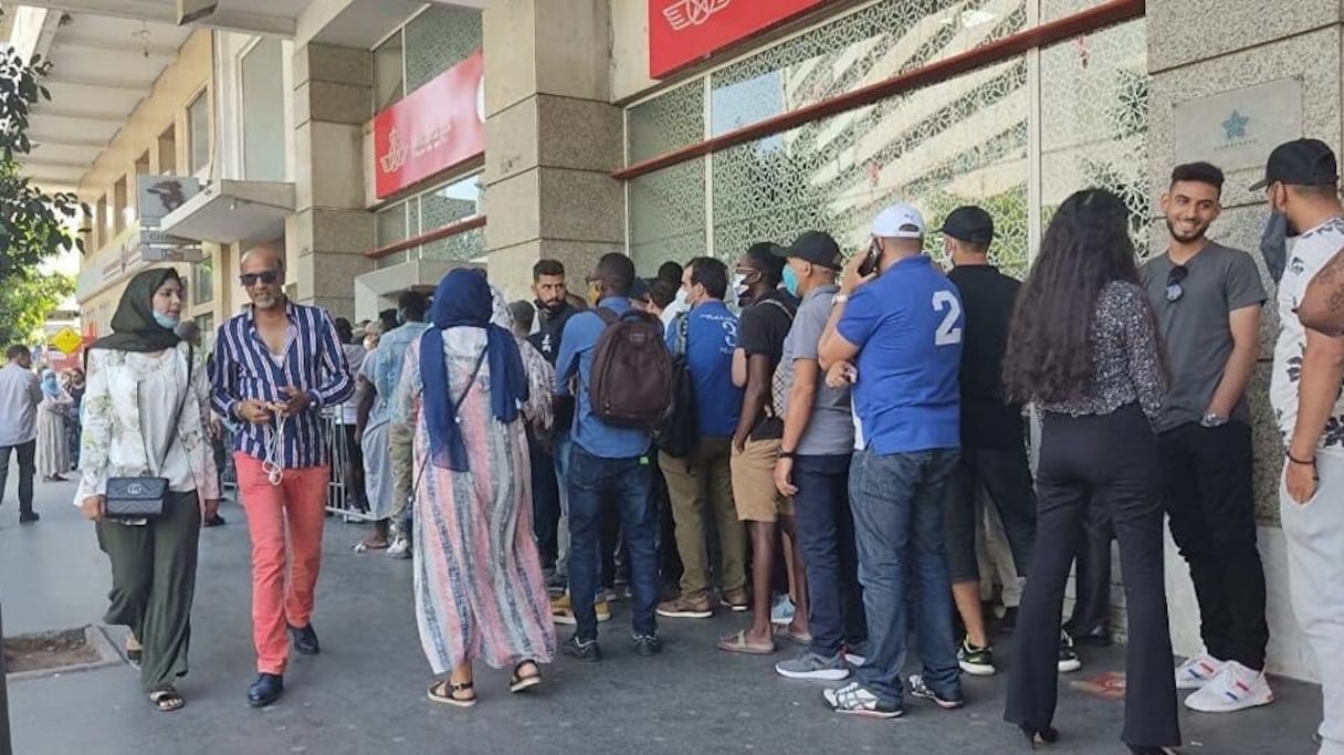 File d'attente devant l'agence RAM à Casablanca
