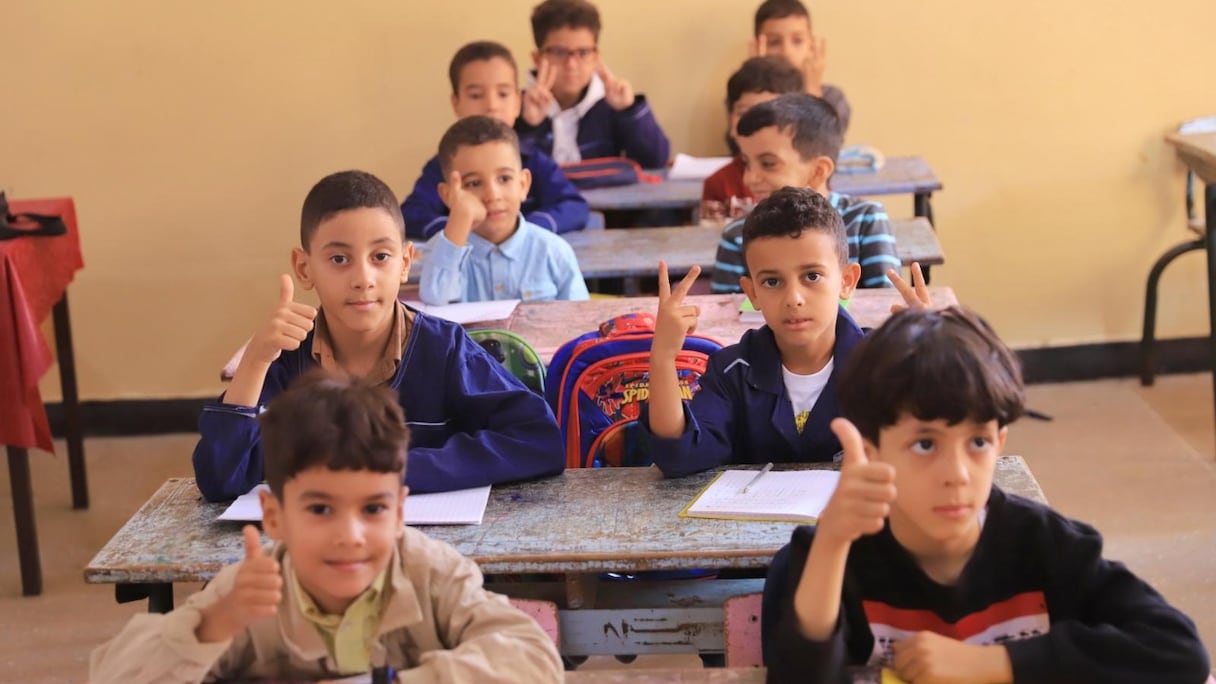 Des élèves de la province de Laâyoune regagnent leurs bancs de l'école dans la bonne humeur.
