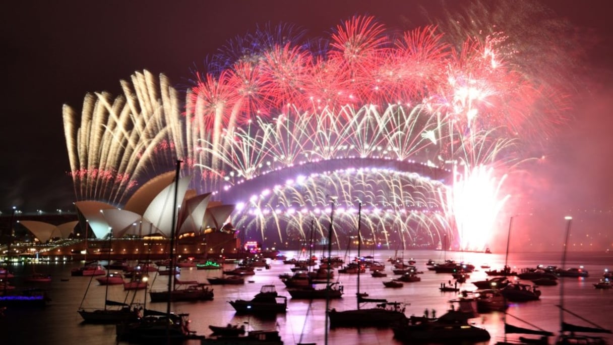 Feu d'artifice dans la baie de Sydney, en Australie, lors des célébrations du Nouvel An 2021. 
