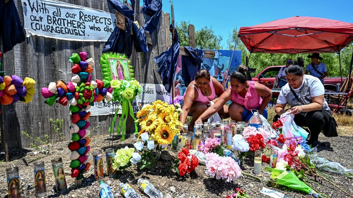 Fleurs et bougies sur un mémorial de fortune à l'endroit où un semi-remorque a été découvert avec des migrants décédés à l'intérieur, près de San Antonio, au Texas, le 29 juin 2022.
