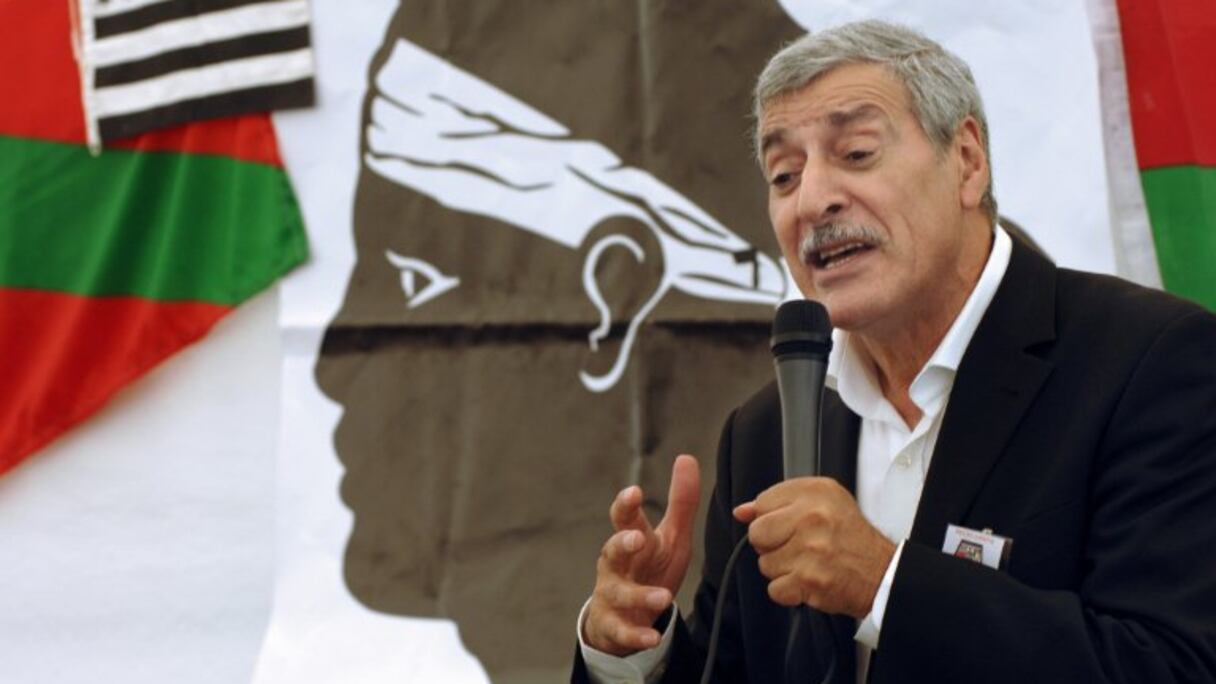 Ferhat Mehenni, président du Mouvement pour l'autonomie de la Kabylie (MAK), présentant son mouvement, le 8 août 2009 à Corte, en Corse.
