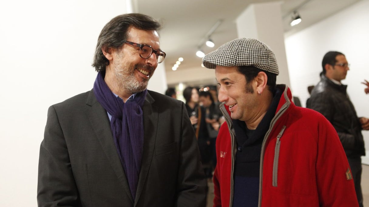 Hassan Sefrioui, de Shart Gallery, partage avec Momo un moment de bonheur dans le bel espace où nombre d'amateurs d'art sont venus admirer les dernières oeuvres de Khalil Nemmaoui. 
