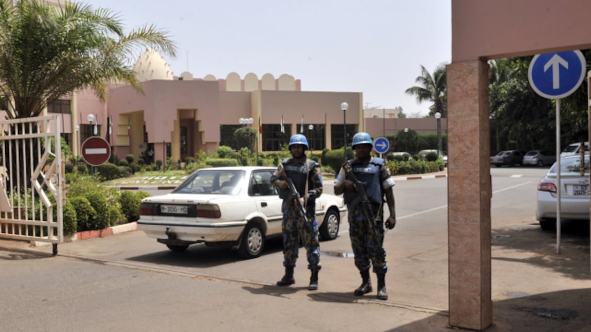 L'armée a complètement bouclé la zone de l'hôtel et la ville est quadrillé.
